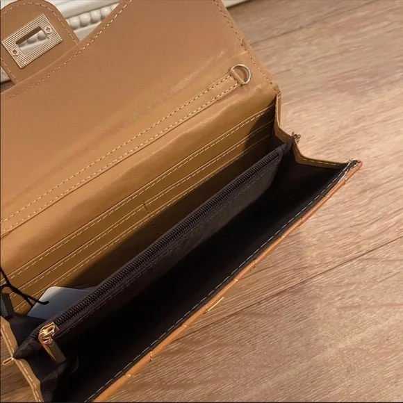 🆕🔄 Reposh Wrap Around Me Wallet On A Chain - Picture 5 of 6